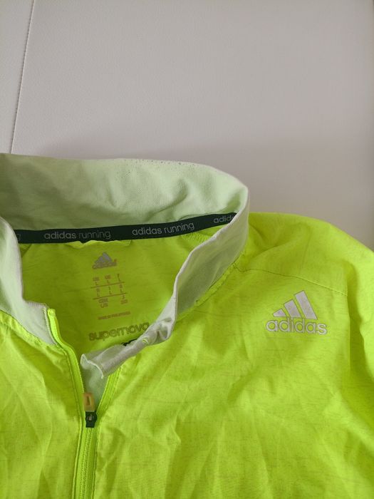 Vând haina sport adidas, produs de calitate superioara mărimea L.