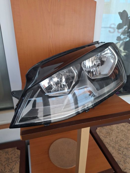 Vand 2 faruri(stg,dr) originale VW Golf 7 1.6 TDI, Cod 5G1941006.