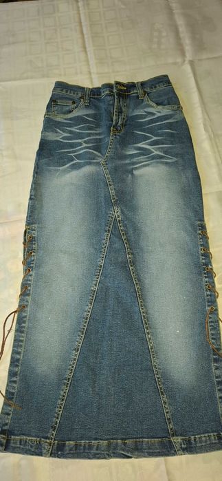 Женска пола окрасена със ефектни цепки и връзки