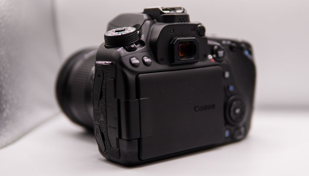 Canon EOS 80D + Canon 10-18mm