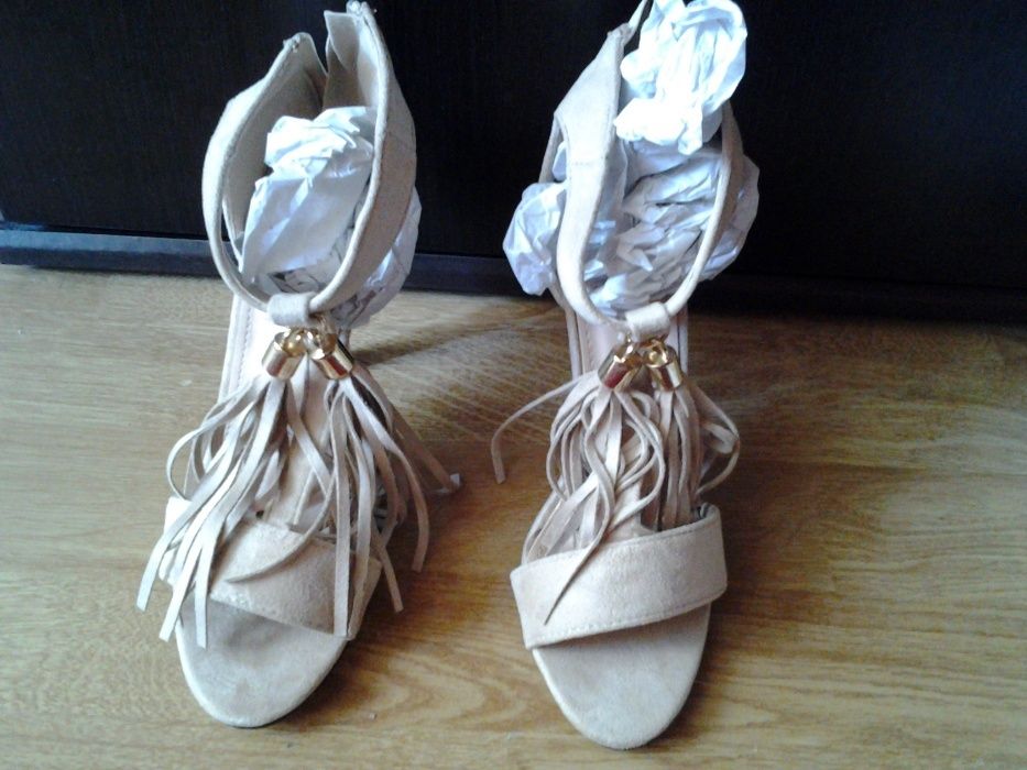 sandale bej cu ciucuri , piele intoarsa