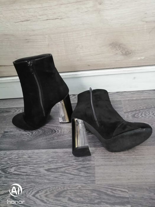 Боти с прозрачен ток