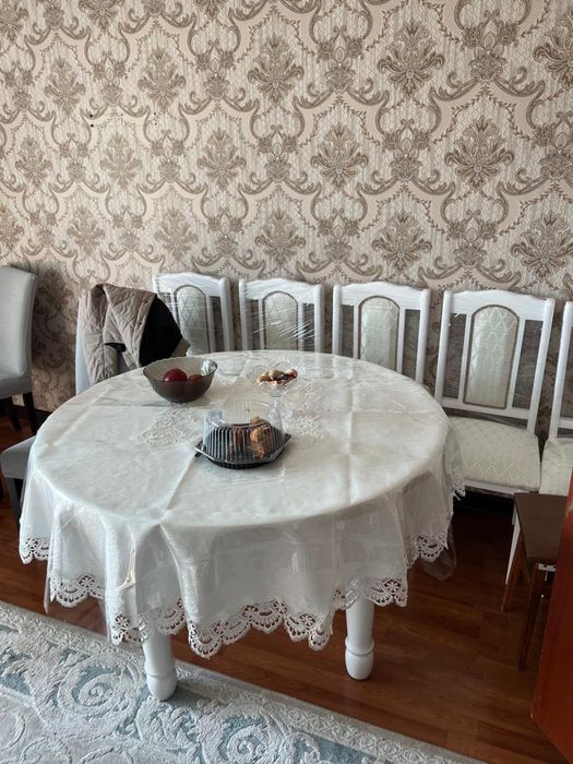 Продам кухонный стол со стульями