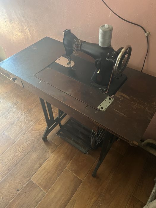 Продам ножную швейную машинку подольск
