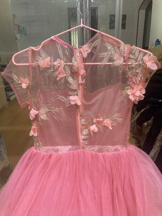 Нежное нарядное платье для девочки, бренд Стильняшка, на рост 140см.