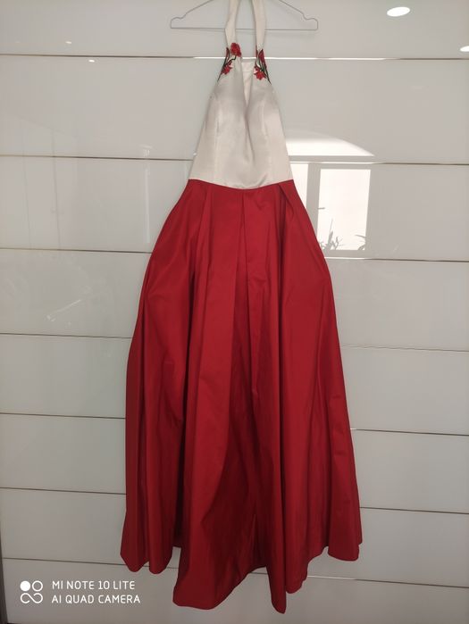 Rochie lungă  eleganță regală & detalii florale brodate
