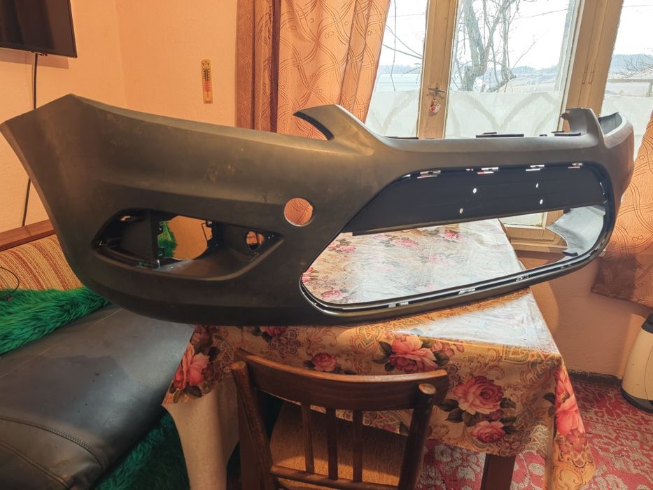 Продавам нова броня и нова маска и десен фар 2а употреба за Форд Фокус