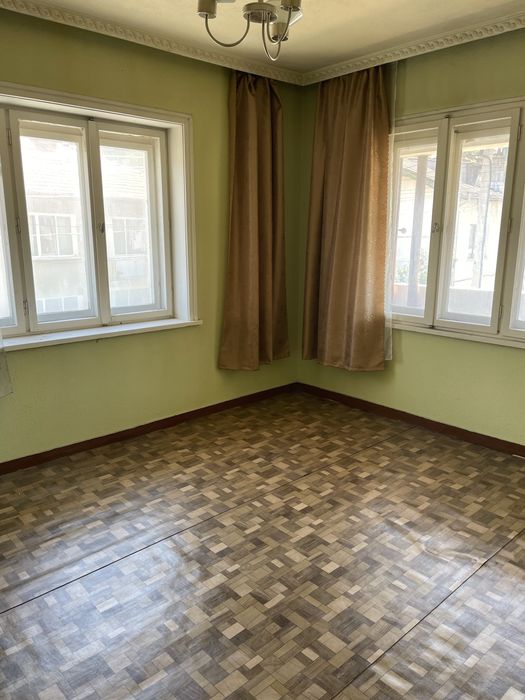 Къща в центъра на Чепеларе – 2 етажа, двор и 2 гаража