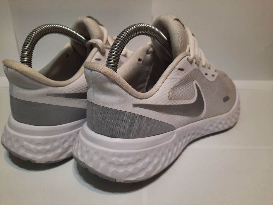 Vand pantofii nike albi