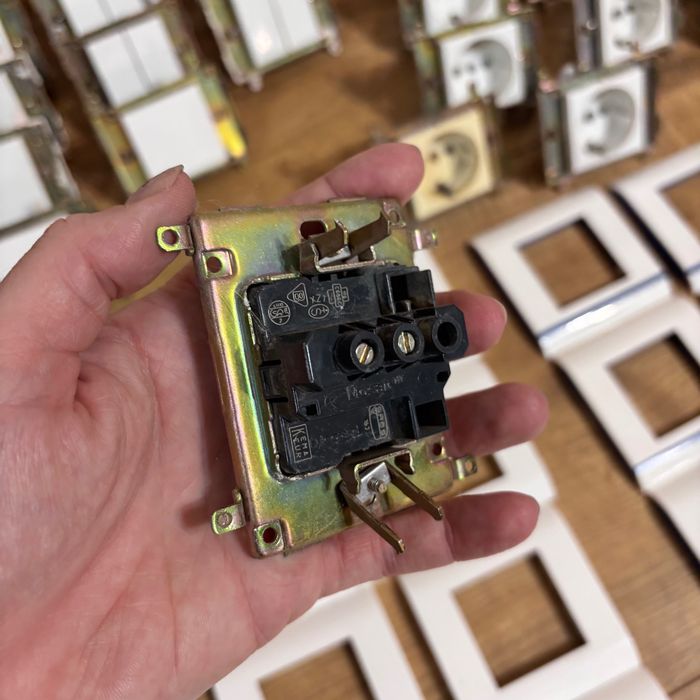 Ключове и контакти Legrand