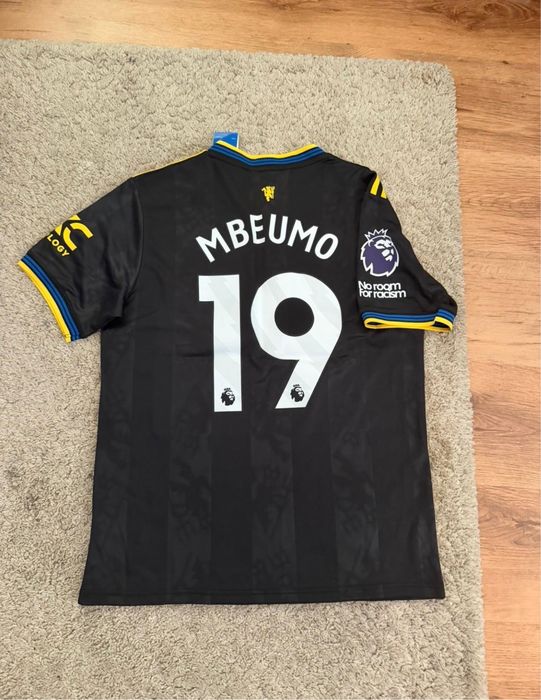 Tricou Mbeumo.