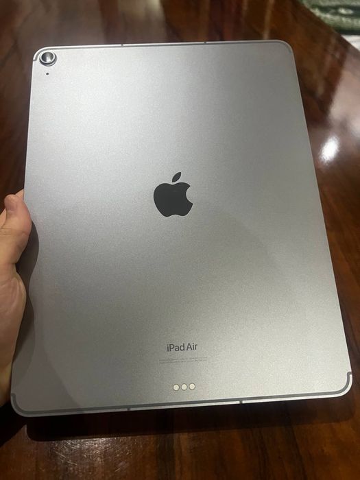 Ipad  sotiladi holati zor ekranida azgina qirlgan joyi bor