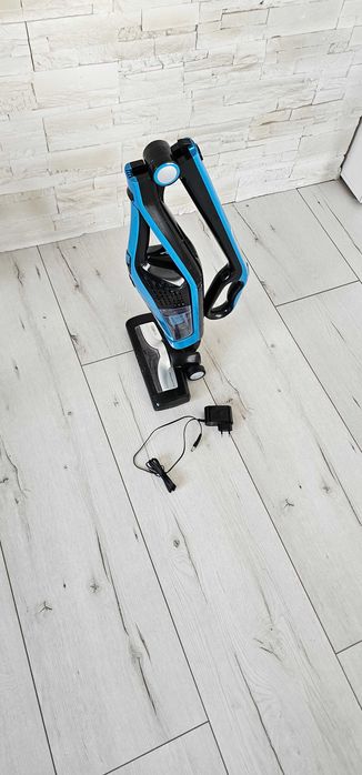 Продавам вертикална прахосмукачка ROWENTA Dual force 2 in 1