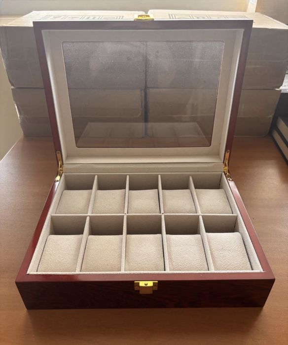 Чисто нова солидна кутия от сандалово дърво за 10 часовника