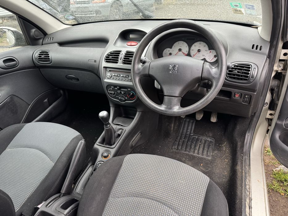 Салон Пежо 206 2/3врати