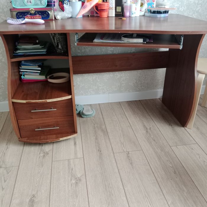 Срочно продам компьютерный стол  стол