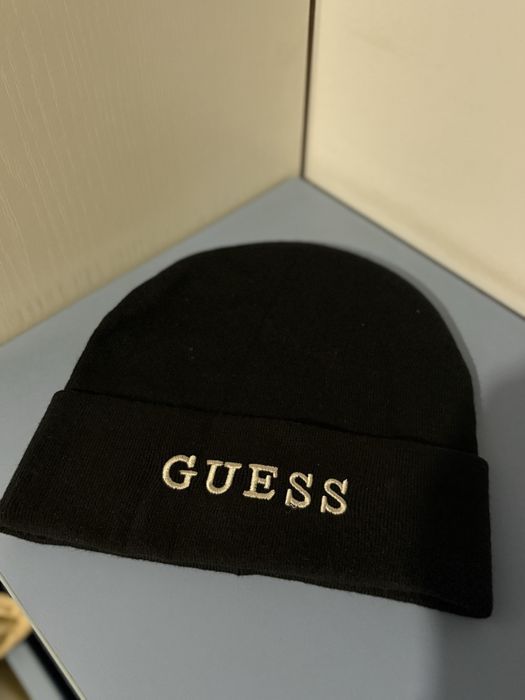 Зимна черна шапка