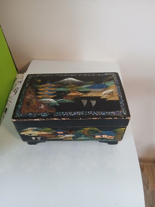 Caseta de bijuterii,japoneză, ștanțată,din lemn pictat.