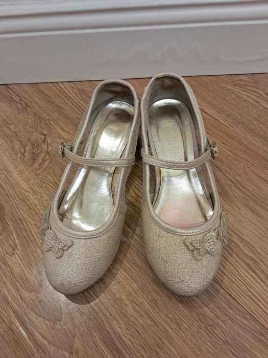 Продам туфли детские для девочки 5-7 лет