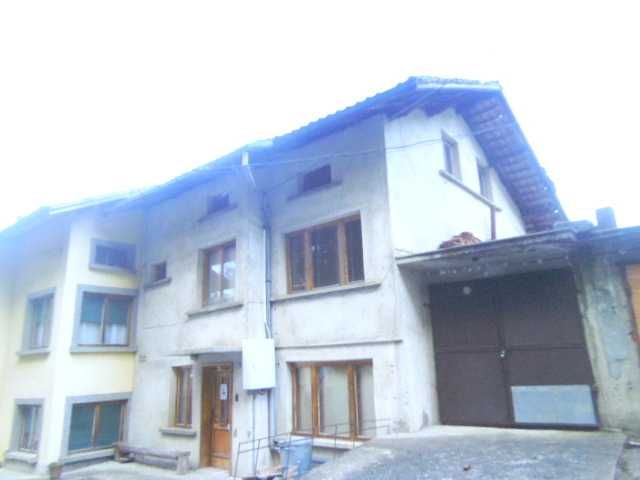 Продавам  ТРИЕТАЖНА  МАСИВНА КЪЩА на 500 м от центъра на гр. Тетевен