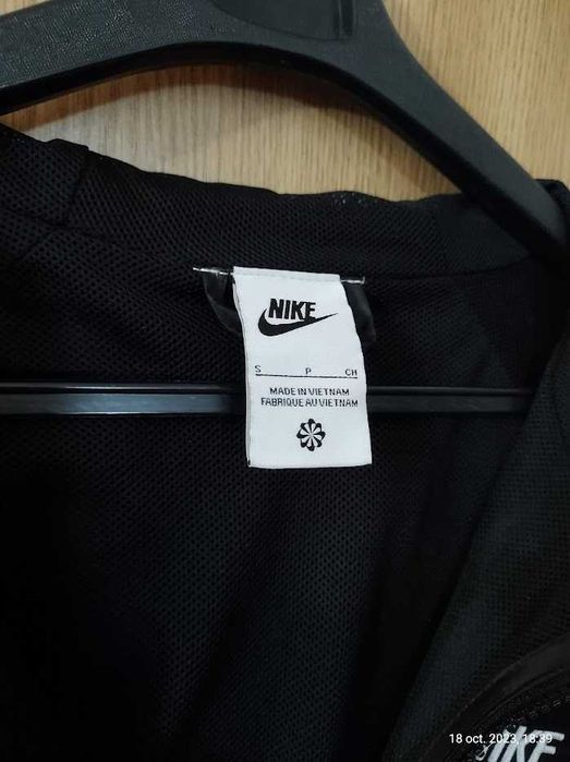 Jacheta cu gluga Nike Sportswear Windrunner Men s (Super Pret).