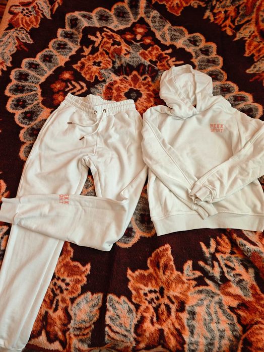 Бял екип на MEXX