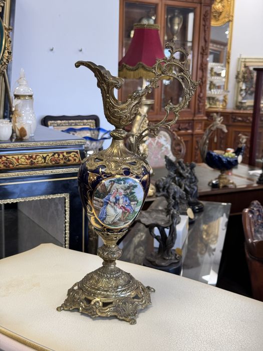Carafa deosebita din portelan si bronz