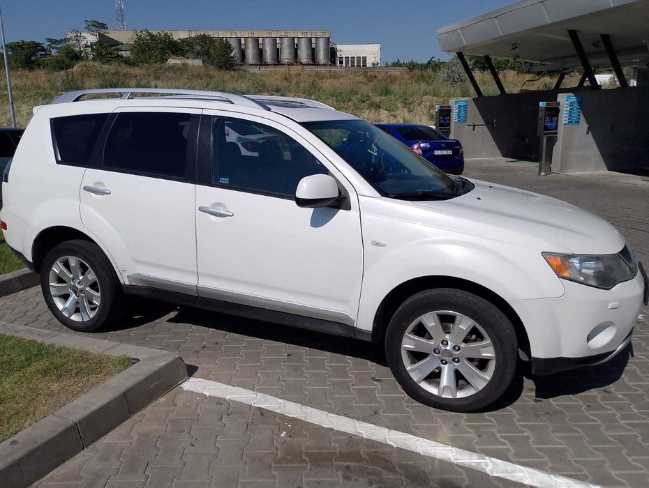 Mitsubishi Outlander 2.0 DiD, 4x4 selectibil, 7 locuri , 3900eur-neg