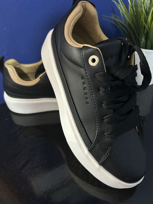 Продавам сникърси Cruyff