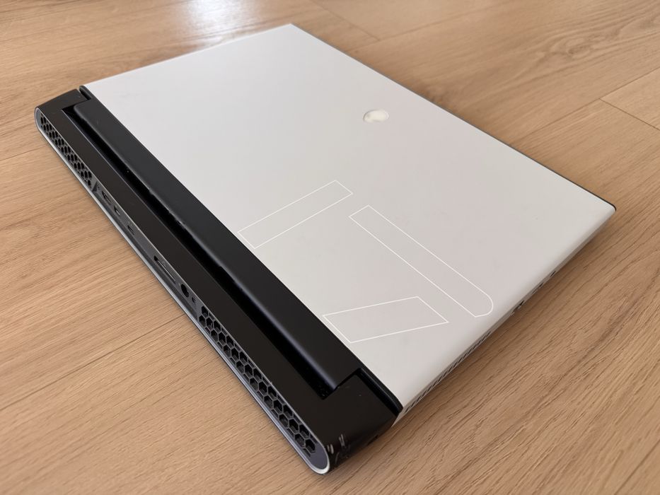 Alienware m17 R3 | i9-10980HK | RTX 2070 Super 8GB | 32GB RAM | 1.5TB SSD | 144Hz