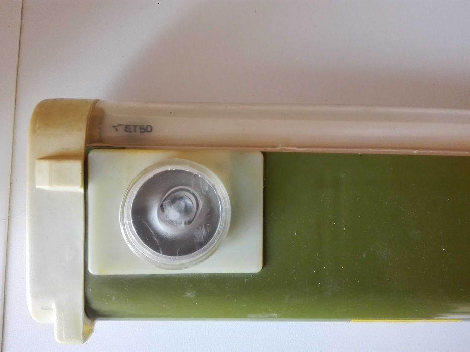 Радиокасетофон с CD и две къмпингови лампи.