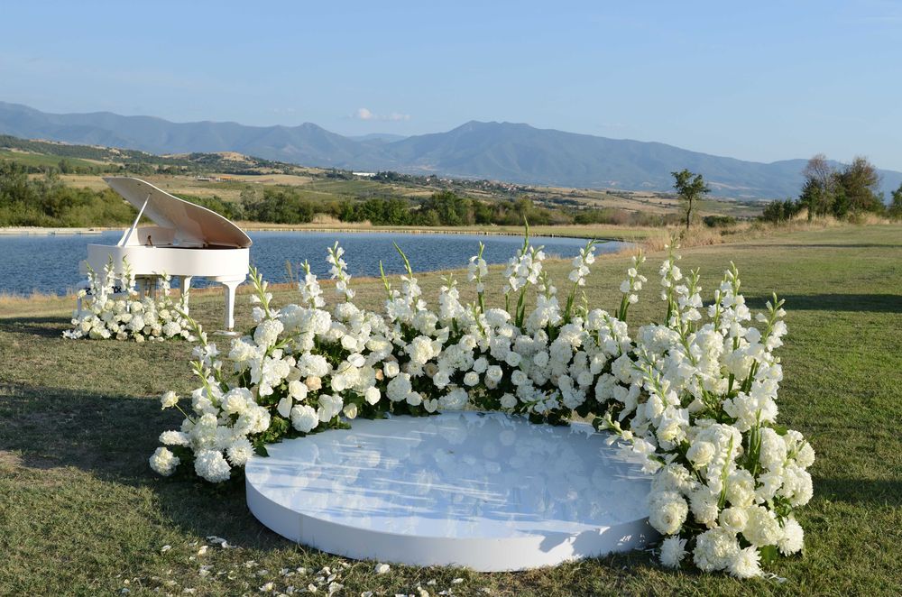 Нов бял роял под наем за всякакви културни събития от магазин Мелодия