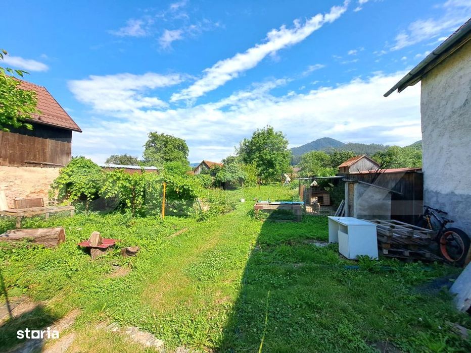 Casa spatioasa cu livada, teren de 1.690 mp si panouri fotovoltaic,  S