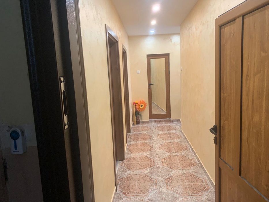 Дава се под наем Тристаен апартамент в Враца, Център - 67 кв.м за 408 € - Снимка #16