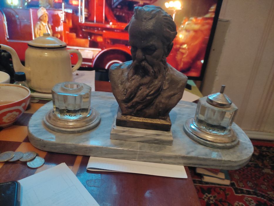 Продам бюст Бажова п п бронза