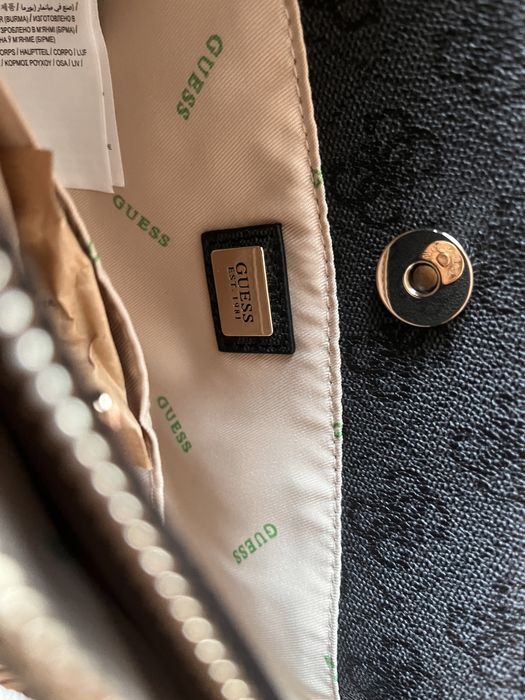 Актуална чантичка Guess
