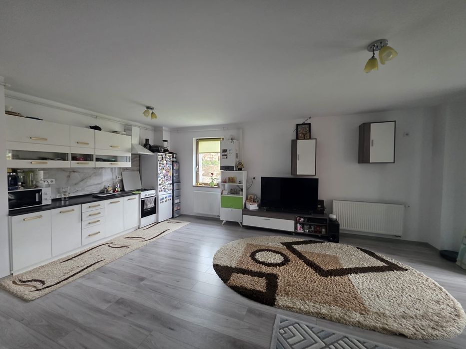 Închiriez apartament cu două camere pe termen lung în Green Residence