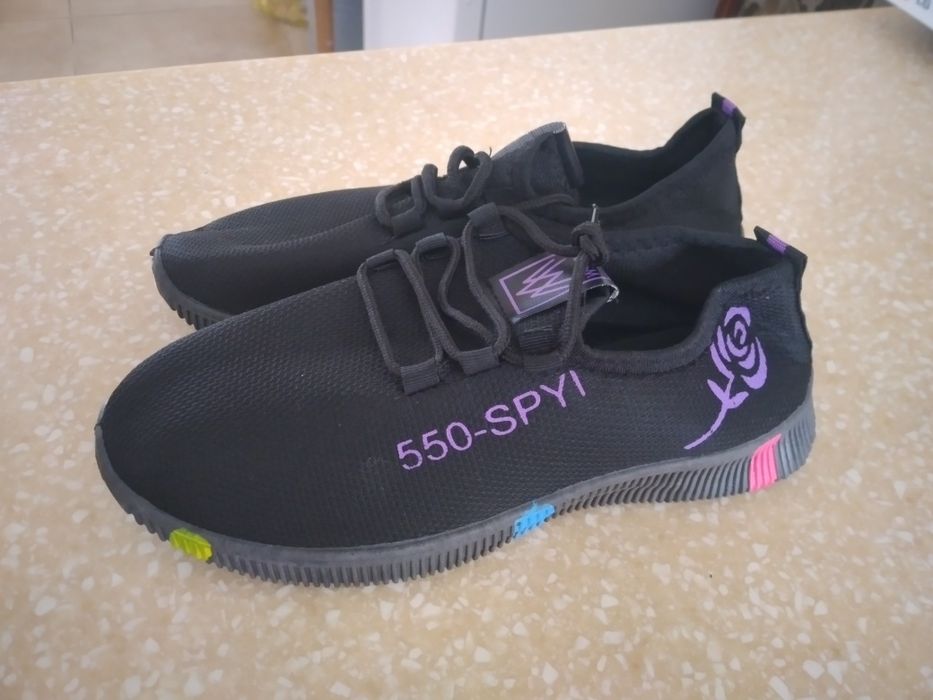 Новые кроссовки р-р 38+Подарок. Рядом с Каргу.