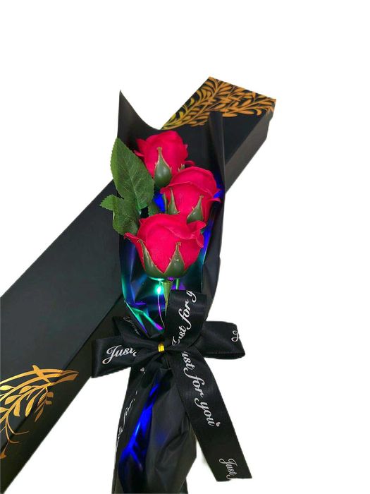 Букет от вечни рози в елегантна кутия с LED светлини
