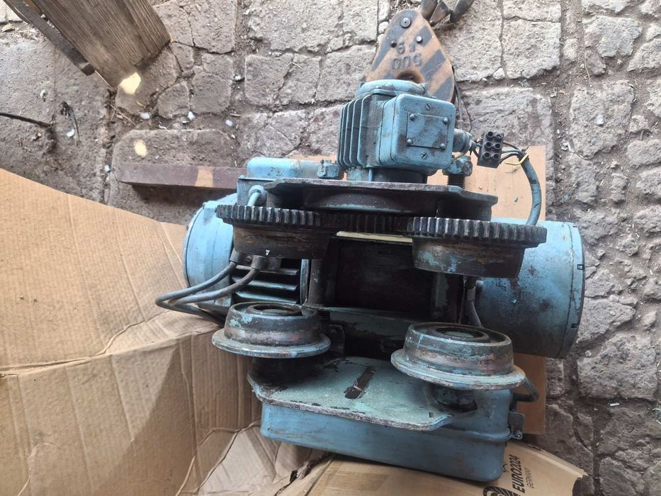 Индустриален подемник с въже