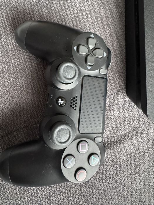 PS4 Slim + 2 controllere