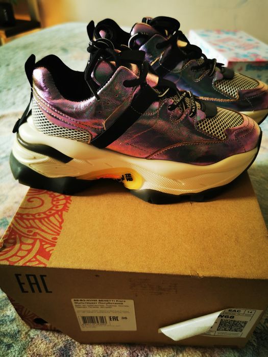 Продам кроссовки