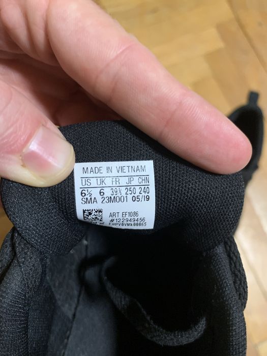 Обувки Adidas.