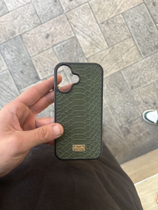 Iphone 16 fisurat putin ,in rest este in stare foarte bine