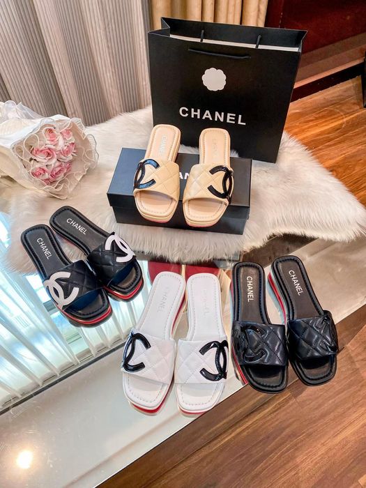 Noile șlapi Chanel cu vârf oblic și talpă plată — noutate fierbinte!