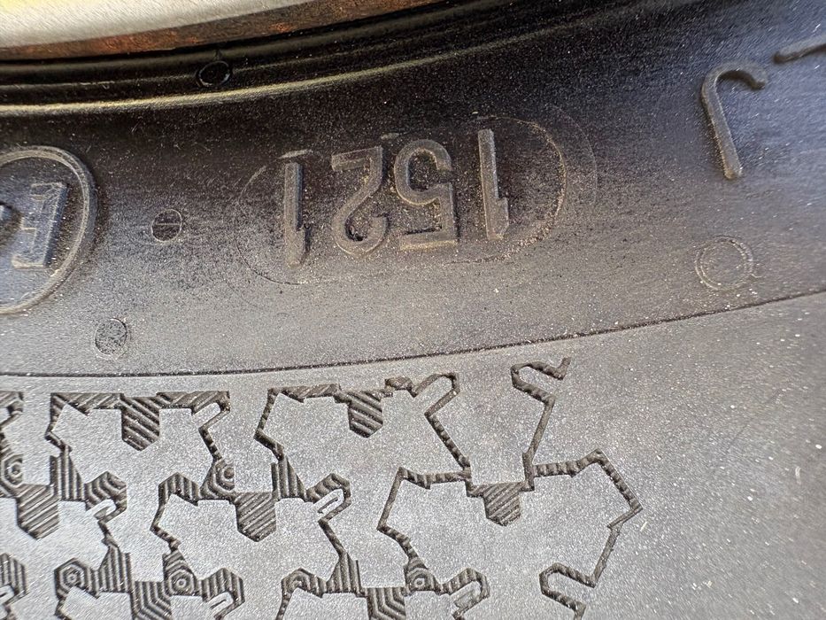 4 Anvelope de iarnă cu jante de tablă și capace! 195/65/15 M+S