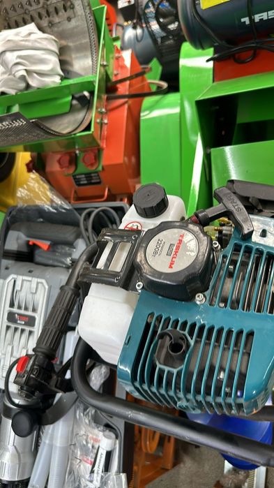 Бензиновый ямо бур