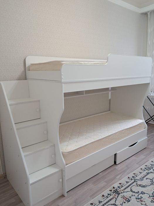 Продаю двух этажную кровать с двумя матрасами все новое