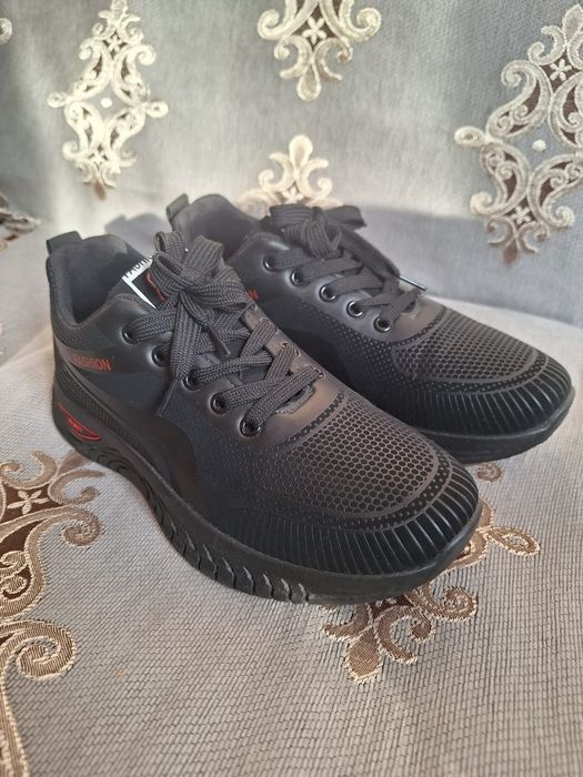 Черные унисекс кроссовки