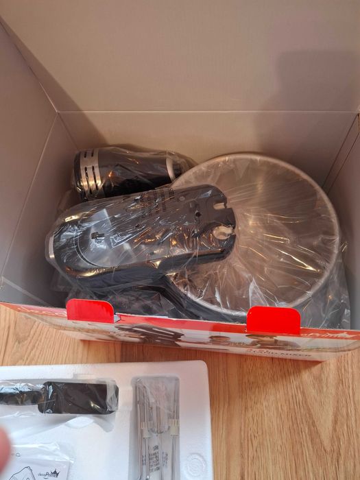 Чисто нов ръчен миксер с купа